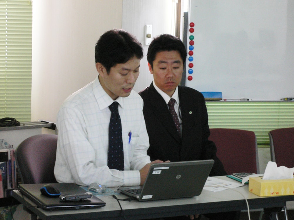 勉強会風景（その4）　メーカーの方も講師に。日立機材株式会社　高橋氏（左）・小澤氏（右）